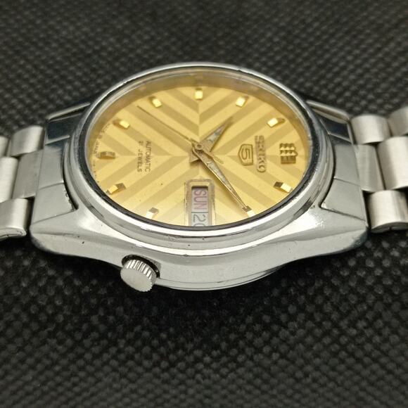 Vintage 1977 Seiko Automatic Mens Silver Watch W/daydate & Gold accents - Picture 5 of 8